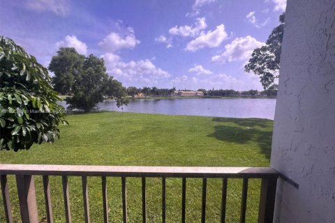 Copropriété à louer à Miramar, Floride: 2 chambres, 77.29 m2 № 1946378 - photo 1