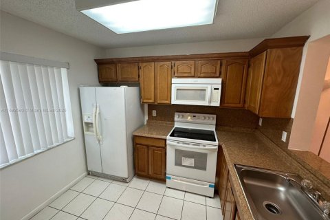 Copropriété à louer à Miramar, Floride: 2 chambres, 77.29 m2 № 1946378 - photo 3