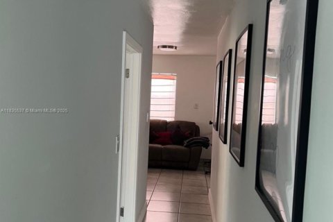 House in Miami, Florida 3 bedrooms, 171.13 sq.m. № 1818148 - photo 5