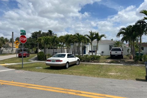 House in Miami, Florida 3 bedrooms, 171.13 sq.m. № 1818148 - photo 8