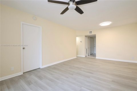 Condominio en venta en Lauderdale Lakes, Florida, 2 dormitorios, 80.36 m2 № 1860557 - foto 1