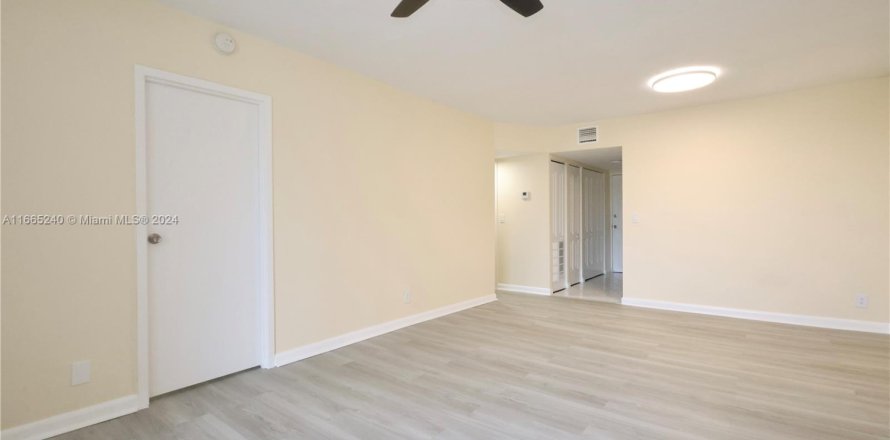 Condominio en Lauderdale Lakes, Florida, 2 dormitorios  № 1860557