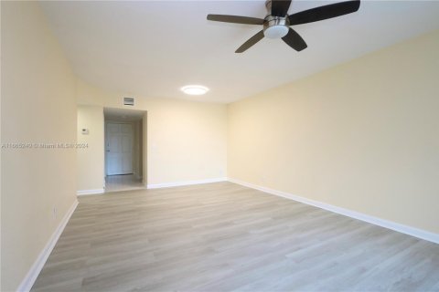 Condominio en venta en Lauderdale Lakes, Florida, 2 dormitorios, 80.36 m2 № 1860557 - foto 8