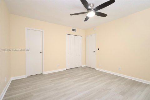 Condominio en venta en Lauderdale Lakes, Florida, 2 dormitorios, 80.36 m2 № 1860557 - foto 11