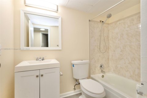 Condominio en venta en Lauderdale Lakes, Florida, 2 dormitorios, 80.36 m2 № 1860557 - foto 10