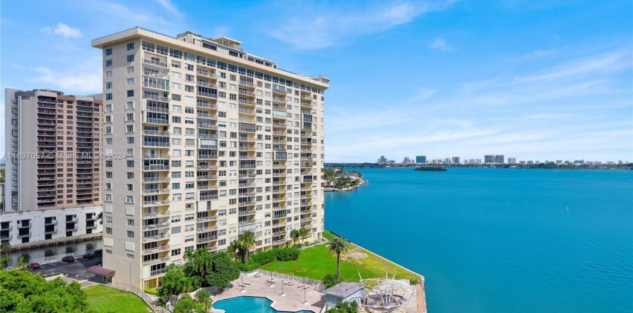 Condominio en Miami, Florida, 3 dormitorios № 1729375