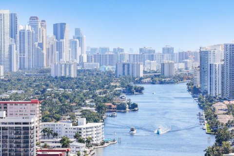 Condominio en venta en Hallandale Beach, Florida, 2 dormitorios, 95.69 m2 № 2057659 - foto 2