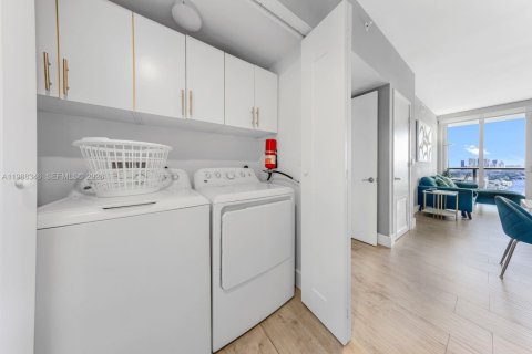 Condominio en venta en Hallandale Beach, Florida, 2 dormitorios, 95.69 m2 № 2057659 - foto 27