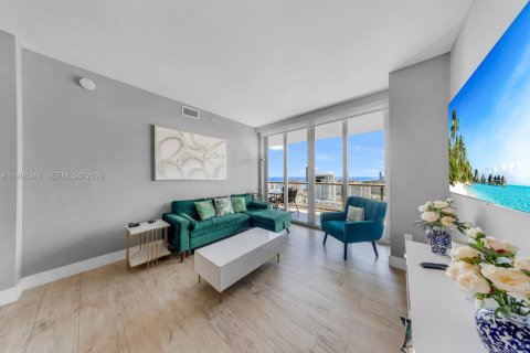 Condominio en venta en Hallandale Beach, Florida, 2 dormitorios, 95.69 m2 № 2057659 - foto 13