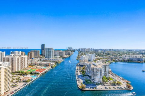 Condominio en Hallandale Beach, Florida, 2 dormitorios  № 2057659