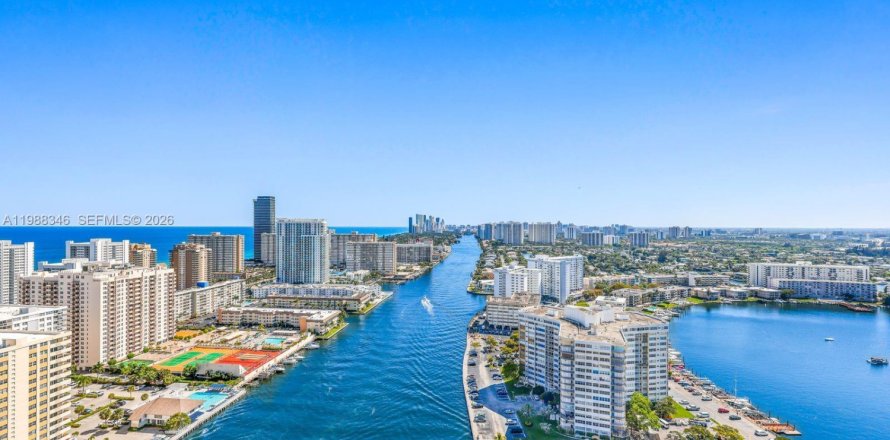 Condominio en Hallandale Beach, Florida, 2 dormitorios  № 2057659