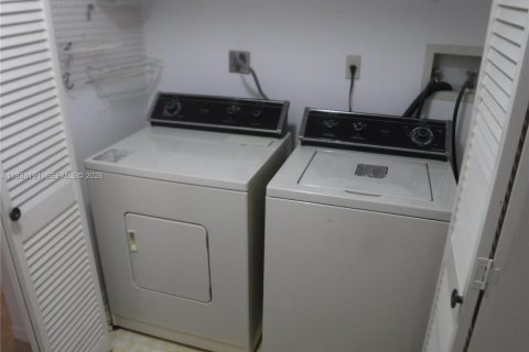 Casa en venta en Miami, Florida, 4 dormitorios, 209.49 m2 № 2021158 - foto 22