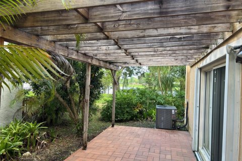 Casa en venta en Miami, Florida, 4 dormitorios, 209.49 m2 № 2021158 - foto 3
