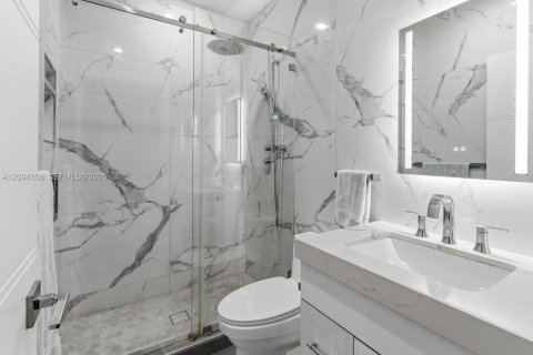 Villa ou maison à vendre à Miami Beach, Floride: 3 chambres, 163.6 m2 № 2401445 - photo 12