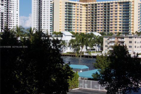 Condo in Hallandale Beach, Florida, 1 bedroom  № 2082511 - photo 14