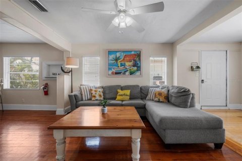 Propiedad comercial en venta en Holmes Beach, Florida, 5 dormitorios, 215.53 m2 № 1688377 - foto 9