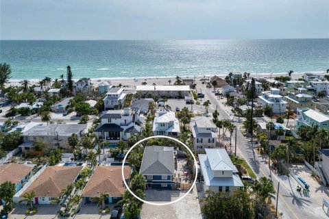 Propiedad comercial en venta en Holmes Beach, Florida, 5 dormitorios, 215.53 m2 № 1688377 - foto 1