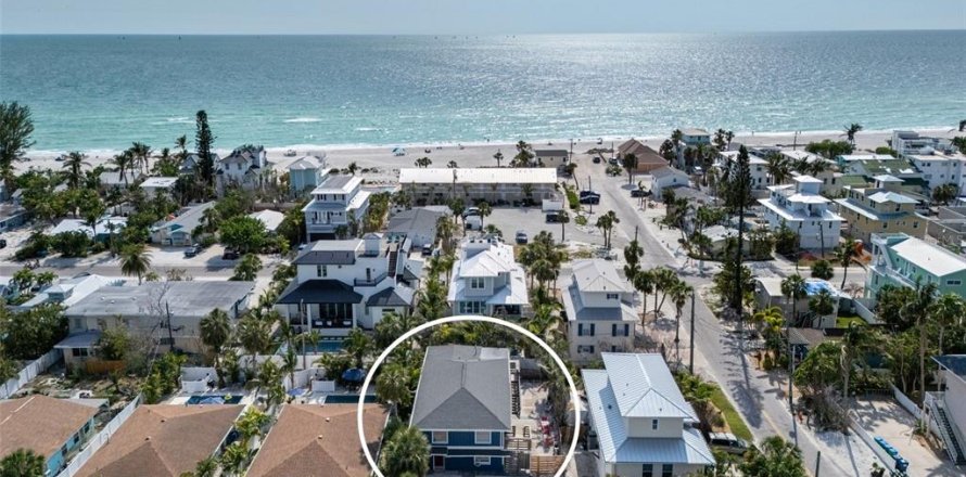 Propiedad comercial en Holmes Beach, Florida 5 dormitorios, 215.53 m2 № 1688377