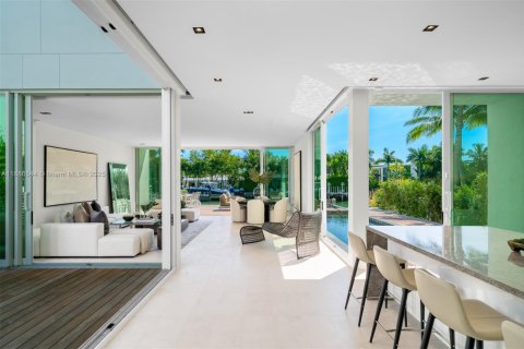 House in Miami Beach, Florida 4 bedrooms, 417.5 sq.m. № 1945398 - photo 8