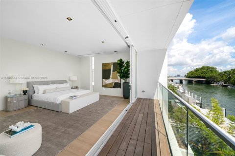 House in Miami Beach, Florida 4 bedrooms, 417.5 sq.m. № 1945398 - photo 21