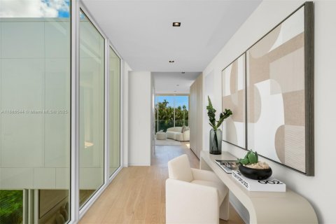 House in Miami Beach, Florida 4 bedrooms, 417.5 sq.m. № 1945398 - photo 19