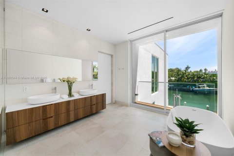 House in Miami Beach, Florida 4 bedrooms, 417.5 sq.m. № 1945398 - photo 25
