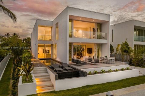 House in Miami Beach, Florida 4 bedrooms, 417.5 sq.m. № 1945398 - photo 1
