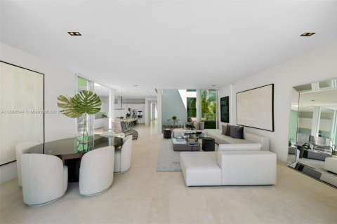House in Miami Beach, Florida 4 bedrooms, 417.5 sq.m. № 1945398 - photo 16