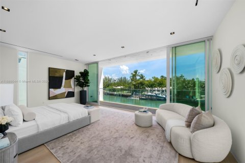 House in Miami Beach, Florida 4 bedrooms, 417.5 sq.m. № 1945398 - photo 22