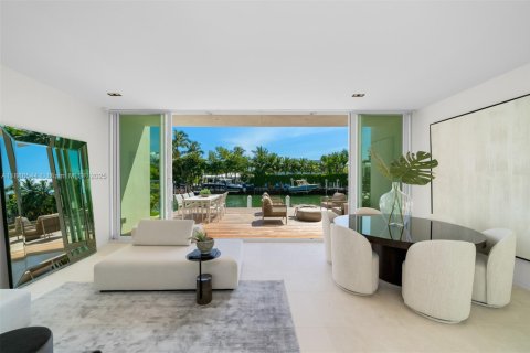 House in Miami Beach, Florida 4 bedrooms, 417.5 sq.m. № 1945398 - photo 11