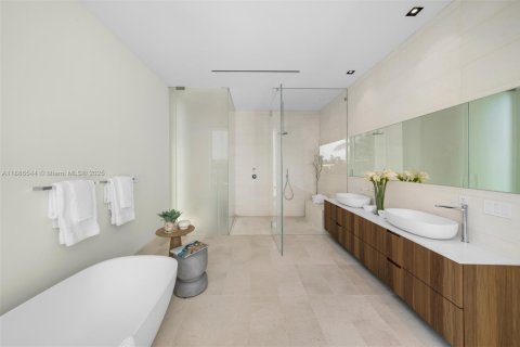 House in Miami Beach, Florida 4 bedrooms, 417.5 sq.m. № 1945398 - photo 26