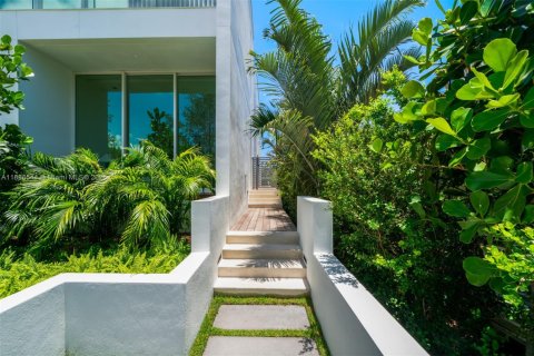 House in Miami Beach, Florida 4 bedrooms, 417.5 sq.m. № 1945398 - photo 5