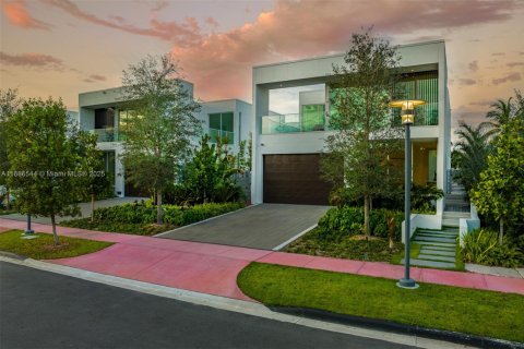 House in Miami Beach, Florida 4 bedrooms, 417.5 sq.m. № 1945398 - photo 3
