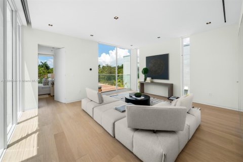 House in Miami Beach, Florida 4 bedrooms, 417.5 sq.m. № 1945398 - photo 28
