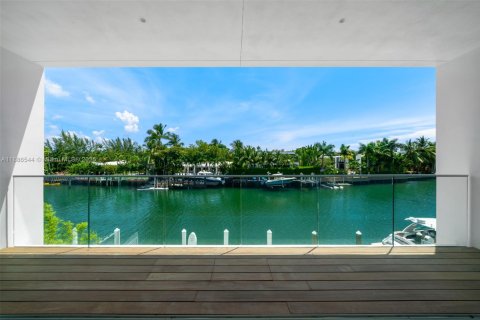 House in Miami Beach, Florida 4 bedrooms, 417.5 sq.m. № 1945398 - photo 23