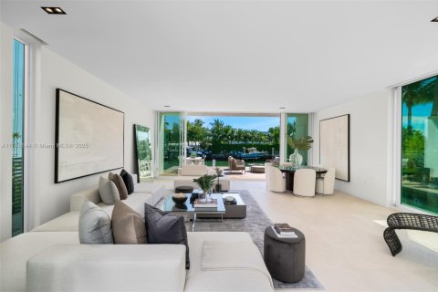 House in Miami Beach, Florida 4 bedrooms, 417.5 sq.m. № 1945398 - photo 9