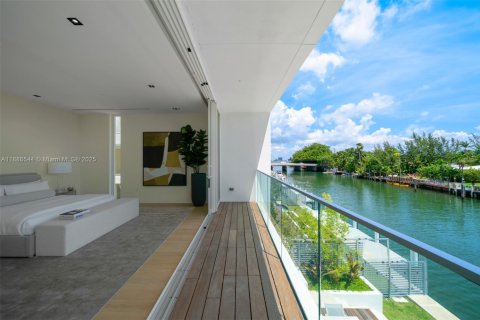 House in Miami Beach, Florida 4 bedrooms, 417.5 sq.m. № 1945398 - photo 24