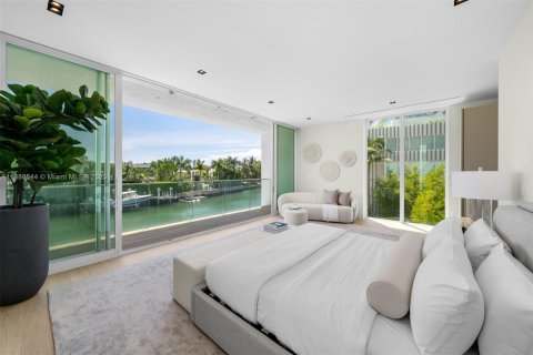 House in Miami Beach, Florida 4 bedrooms, 417.5 sq.m. № 1945398 - photo 20