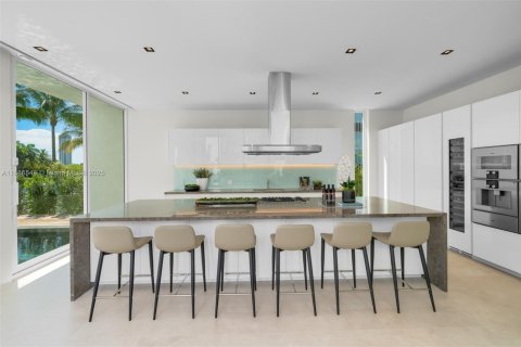 House in Miami Beach, Florida 4 bedrooms, 417.5 sq.m. № 1945398 - photo 12