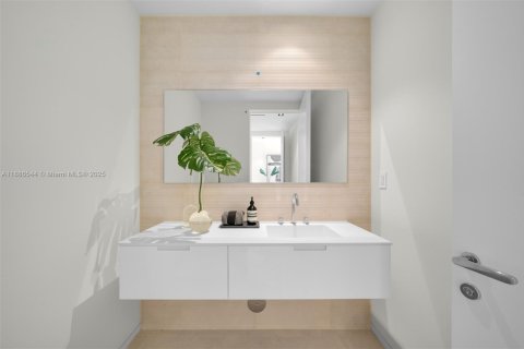 House in Miami Beach, Florida 4 bedrooms, 417.5 sq.m. № 1945398 - photo 15