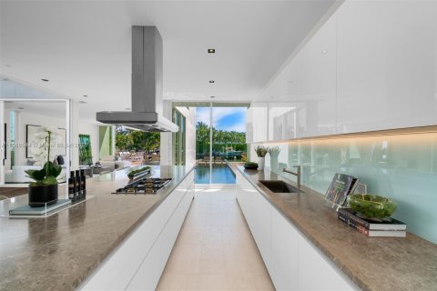 House in Miami Beach, Florida 4 bedrooms, 417.5 sq.m. № 1945398 - photo 13