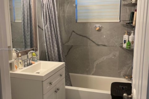 House in Hollywood, Florida 2 bedrooms, 106.65 sq.m. № 2001111 - photo 27