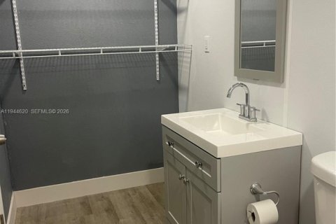 House in Hollywood, Florida 2 bedrooms, 106.65 sq.m. № 2001111 - photo 13