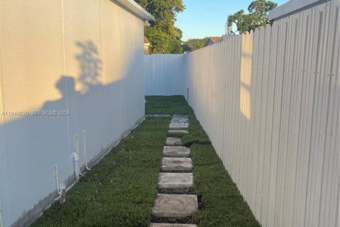 House in Hollywood, Florida 2 bedrooms, 106.65 sq.m. № 2001111 - photo 11