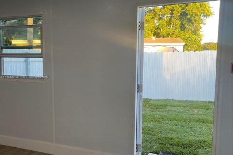 House in Hollywood, Florida 2 bedrooms, 106.65 sq.m. № 2001111 - photo 7