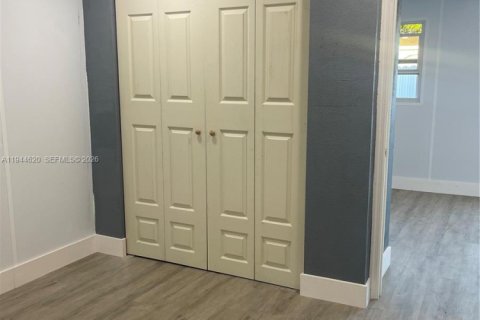 House in Hollywood, Florida 2 bedrooms, 106.65 sq.m. № 2001111 - photo 22