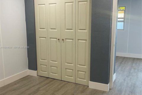 House in Hollywood, Florida 2 bedrooms, 106.65 sq.m. № 2001111 - photo 16