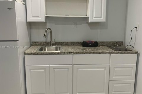 House in Hollywood, Florida 2 bedrooms, 106.65 sq.m. № 2001111 - photo 21