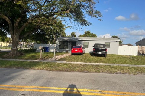 House in Hollywood, Florida 2 bedrooms, 106.65 sq.m. № 2001111 - photo 2