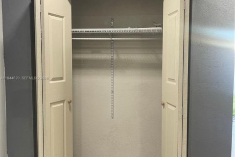 House in Hollywood, Florida 2 bedrooms, 106.65 sq.m. № 2001111 - photo 12